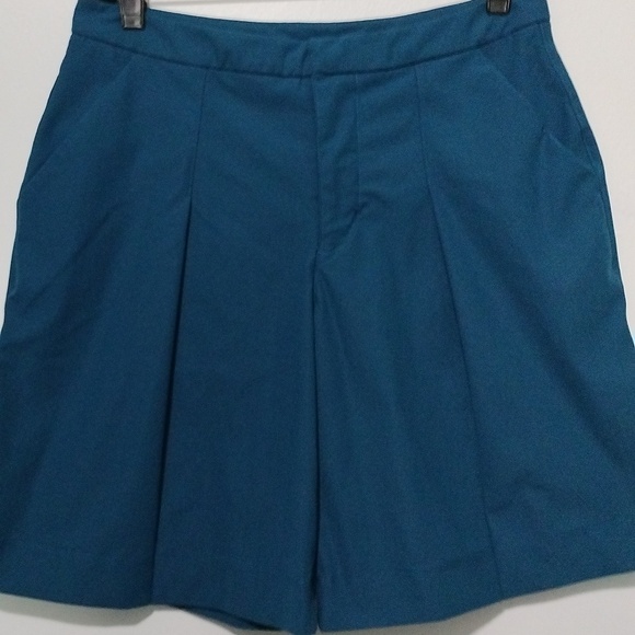Lululemon women's Bermuda shorts size 6